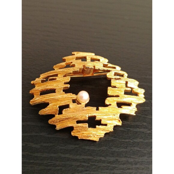 Brutalist Gold Tone Faux Pearl Vintage Openwork Brooch Pin - Picture 2 of 5